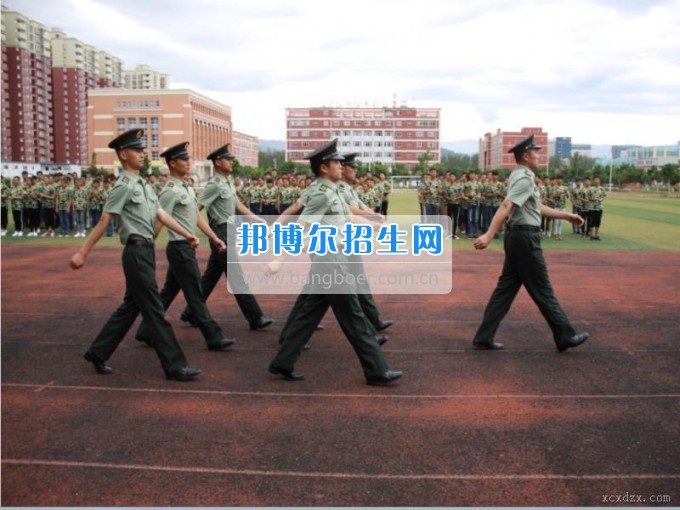 西昌現(xiàn)代職業(yè)技術(shù)學(xué)校舉行2017級(jí)新生軍訓(xùn)閱兵式暨軍訓(xùn)表彰大會(huì)