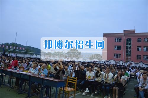 　　我校隆重舉行2017年預(yù)備班學(xué)生“各展所長(zhǎng)，揚(yáng)帆起航”文藝匯演  　　為了豐富同學(xué)們的課余生活，提高同學(xué)們的文藝素養(yǎng)，增強(qiáng)班級(jí)間的凝聚力和親和力。6月2日晚，我校在球類運(yùn)動(dòng)場(chǎng)舉辦了預(yù)備班“各展所長(zhǎng)，揚(yáng)帆起航”學(xué)生文藝匯演，全體預(yù)備班學(xué)生和職高部學(xué)生共800多名以及20多名教職工觀看了演出。  　　此次文藝匯演的節(jié)目?jī)?nèi)容形式多樣、內(nèi)容豐富，激情的開場(chǎng)舞——《GOODBOY》中拉開了帷幕，伴隨著一陣陣掌聲，歌舞、小品、朗誦、相聲等精心準(zhǔn)備的22個(gè)精彩的節(jié)目為觀眾呈現(xiàn)了一道豐富的視聽盛宴，最后全體師生齊唱的《難忘今宵》把本場(chǎng)文藝匯演推向了高潮，掌聲和歡呼聲此起彼伏，臺(tái)上臺(tái)下成了一片激情四溢的海洋，本場(chǎng)文藝匯演畫上了圓滿的句號(hào)。  　　此次文藝匯演演出的成功舉辦，充分彰顯了我校預(yù)備班學(xué)生的個(gè)性，讓預(yù)備班學(xué)生充分感受到育才職高的魅力。