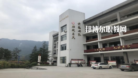 巴中市巴州區(qū)化成職業(yè)中學(xué)校2020年招生辦聯(lián)系電話