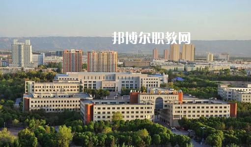 新疆石河子衛(wèi)生學(xué)校2021年有哪些專業(yè)?我們知道同學(xué)們在選擇專業(yè)的時候?qū)嶋H上專業(yè)比學(xué)校更重要，對于同學(xué)們來說在選擇專業(yè)的時候是需要慎重的。  新疆石河子衛(wèi)生學(xué)校專業(yè)設(shè)置 學(xué)校設(shè)有：護(hù)理學(xué)、藥劑學(xué)、檢驗(yàn)學(xué)三大專業(yè)。其中護(hù)理學(xué)：有中專和大專兩種，大專為石河子大學(xué)在該校委培專業(yè)，頒發(fā)石河子大學(xué)的畢業(yè)證書。  新疆石河子衛(wèi)生學(xué)校學(xué)校優(yōu)勢 學(xué)校地址位于石河子市中心位置，旁邊為石河子市人民醫(yī)院(農(nóng)八師石河子市人民醫(yī)院)也是石河子的120急救中心。步行至石河子市游憩廣場只需要10分鐘，學(xué)校地理位置屬于石河子市市中心。交通發(fā)達(dá)。  學(xué)習(xí)優(yōu)勢：每門課程都有專業(yè)的老師帶教，在每個假期，都將組織學(xué)生參與臨床見習(xí)，增加學(xué)生的臨床經(jīng)驗(yàn)。  其他優(yōu)勢：每一位在校生，都可以申請國家貧困助學(xué)金，國家撥款，每人每年1500元，均發(fā)至學(xué)生手上，解決了學(xué)生的基本溫飽問題，為貧困學(xué)生創(chuàng)造了學(xué)習(xí)條件。  另：南疆三地州學(xué)生、農(nóng)村籍學(xué)生、貧困生(非城市、城鎮(zhèn)戶口)可以申請減免學(xué)費(fèi)，每人每年減免2000元，即只需繳納400元，即可上學(xué)，完成貧困學(xué)生學(xué)習(xí)的心愿。學(xué)生可以使用半價火車票往返，每年4次。  新疆石河子衛(wèi)生學(xué)校學(xué)校榮譽(yù) 學(xué)校以治校嚴(yán)謹(jǐn)，講求質(zhì)量，辦學(xué)成績斐然而著稱。多年來被石河子市評為“精神文明先進(jìn)單位”、“民族團(tuán)結(jié)先進(jìn)單位”、“衛(wèi)生綠化先進(jìn)單位”、“綜合治理先進(jìn)單位”、“招生先進(jìn)集體”，“德育教育先進(jìn)學(xué)校”。 2000年通過兵團(tuán)《中等醫(yī)學(xué)主要專業(yè)設(shè)置》評估;2003年通過兵團(tuán)《中等職業(yè)學(xué)校合格評估》;2002年被國家教育部首批確定為“全國護(hù)理專業(yè)示范點(diǎn)學(xué)校”;2003年教育部評估為“全國重點(diǎn)中等職業(yè)學(xué)校”;2004年教育部確定為全國“護(hù)理專業(yè)領(lǐng)域技能型人才培養(yǎng)培訓(xùn)基地”，同時，被國家教育部列為“全國衛(wèi)生職業(yè)教學(xué)模式研究課題組學(xué)校”、“面向二十一世紀(jì)全國衛(wèi)生職業(yè)學(xué)校系列教改教材編輯委員會”學(xué)校. 2005年4月，參加“全國護(hù)理教學(xué)改革成果展示賽”榮獲團(tuán)體“二等獎”和“組織獎”。2005年12月被教育教育部評為“全國護(hù)理教學(xué)改革先進(jìn)學(xué)校”。  小編為同學(xué)們整理好了學(xué)校的招生專業(yè)，同學(xué)們可以仔細(xì)的看看，對于同學(xué)們自己來說選擇一個適合自己的專業(yè)是非常重要的事情的哦，這樣才能保證后期的就業(yè)的哦。