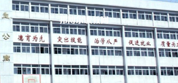 南京市公用事業(yè)技工學(xué)校學(xué)費(fèi)：*********，具體各專業(yè)學(xué)費(fèi)明細(xì)如下，希望對大家有幫助，邦博爾小編整理的南京市公用事業(yè)技工學(xué)校學(xué)費(fèi)信息僅供參考，如有變動，以學(xué)校官方最新消息為準(zhǔn)。  一、南京市公用事業(yè)技工學(xué)校學(xué)費(fèi)多少錢(學(xué)費(fèi)明細(xì)) 1、南京市公用事業(yè)技工學(xué)校各專業(yè)學(xué)費(fèi)收費(fèi)標(biāo)準(zhǔn)  2、南京市公用事業(yè)技工學(xué)校住宿費(fèi)標(biāo)準(zhǔn)：500元/學(xué)年  3、南京市公用事業(yè)技工學(xué)校資助政策  學(xué)校嚴(yán)格按物價局核定的標(biāo)準(zhǔn)收費(fèi)，在校生享受政府免學(xué)費(fèi)政策。符合條件的優(yōu)秀學(xué)生和貧困生，按規(guī)定享受國家勵志獎學(xué)金和助學(xué)金。  學(xué)校實(shí)行獎學(xué)金制度，對比亞迪冠名班，開沃集團(tuán)南京金龍冠名班，天泓冠名班和品學(xué)兼優(yōu)的優(yōu)秀學(xué)生給予獎勵。  二、南京市公用事業(yè)技工學(xué)校簡介 多年來，學(xué)校與一百多家企事業(yè)單位建立了用人協(xié)作關(guān)系，為畢業(yè)生建立了暢通的就業(yè)渠道，部分專業(yè)已采用“定單式定向委培”輸送就業(yè)。  2004年以來，每年就業(yè)率始終在98.5%以上，畢業(yè)生就業(yè)去向主要為公交行業(yè)，如南京公交、中北巴士、新城巴士等;  汽車制造行業(yè)，如南京南汽集團(tuán)MG汽車制造公司、南京長安汽車制造公司等;  汽車銷售(4S店)和維修行業(yè)如江蘇天泓汽車服務(wù)有限公司、南京朗馳集團(tuán)有限公司和江蘇省外事旅游汽車公司汽車修理總廠、南京新港汽車維修公司等。